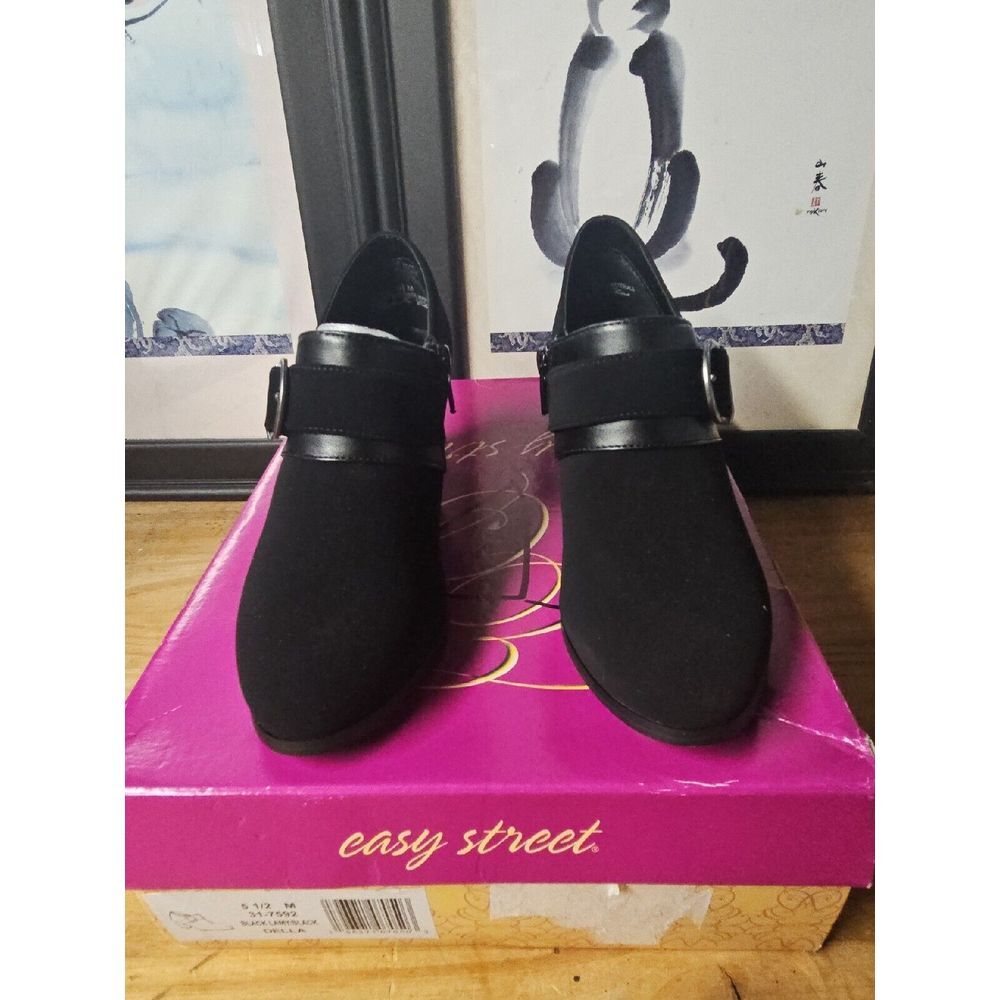 Easy Street Women's‎ Della, Black faux Suede size 5.5 zipper closure